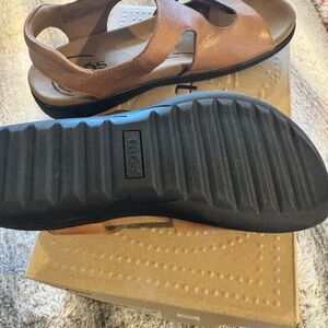 Taos tan sandals brand new
